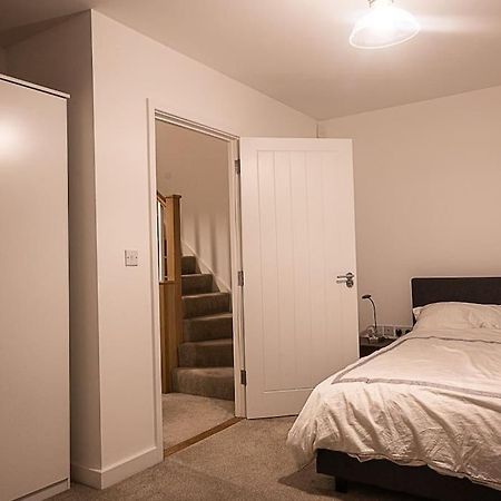 Exquisite Cozy House, Close To Train Station And Amenities Harold Wood ภายนอก รูปภาพ