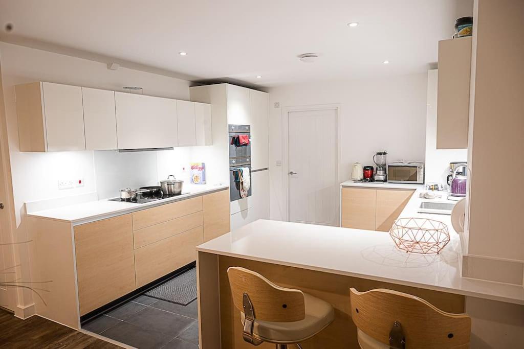 Exquisite Cozy House, Close To Train Station And Amenities Harold Wood ภายนอก รูปภาพ