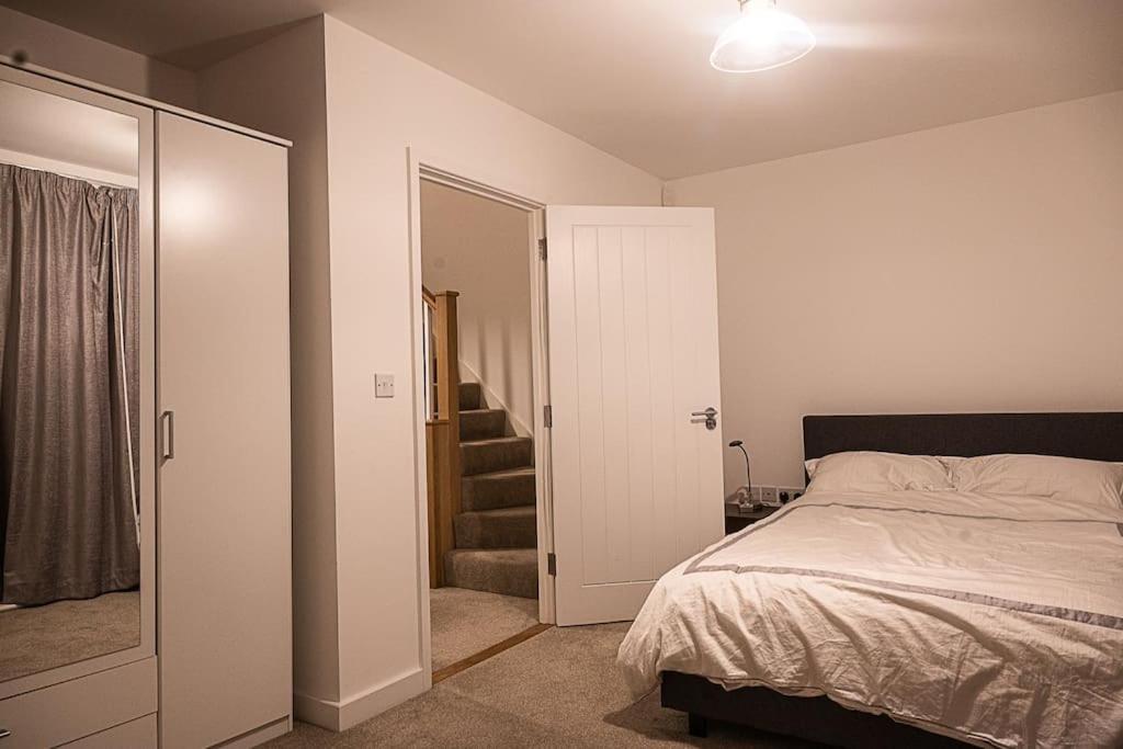 Exquisite Cozy House, Close To Train Station And Amenities Harold Wood ภายนอก รูปภาพ