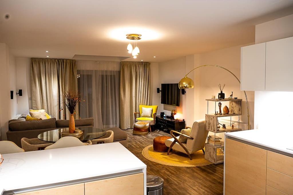 Exquisite Cozy House, Close To Train Station And Amenities Harold Wood ภายนอก รูปภาพ
