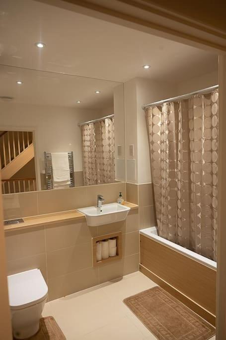 Exquisite Cozy House, Close To Train Station And Amenities Harold Wood ภายนอก รูปภาพ